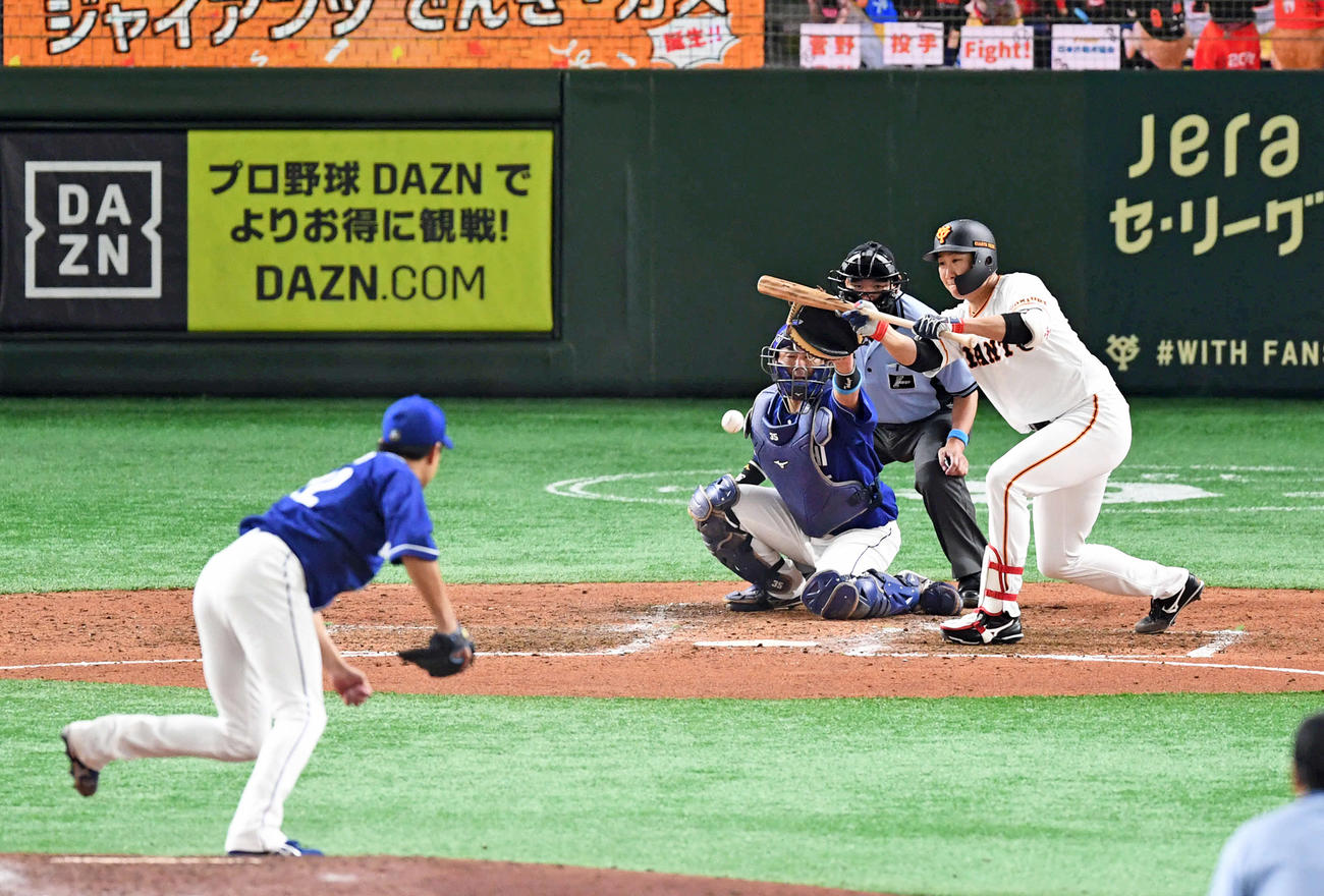 20年7月3日、中日戦で犠打を決める巨人菅野。投手は大野雄
