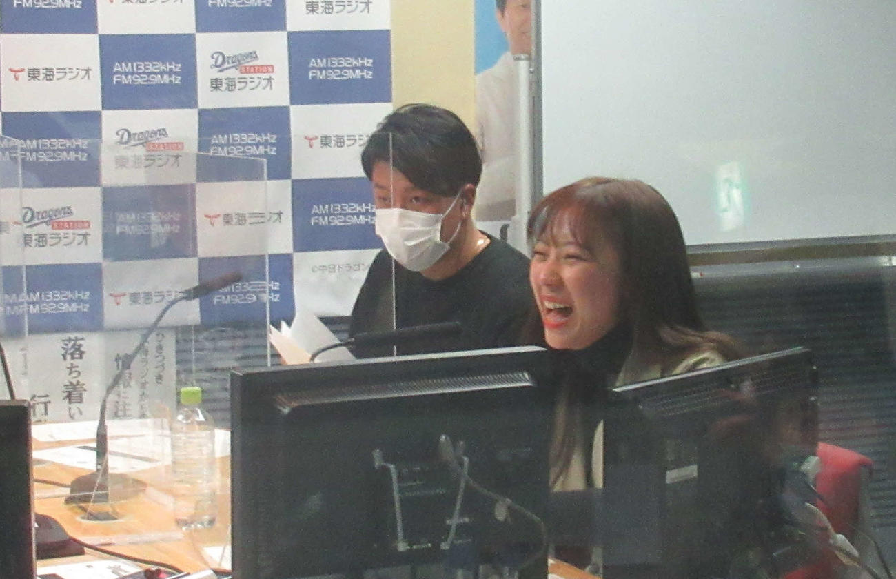 SKE48日高優月（右）と地元ラジオに生出演する中日大野雄（撮影・伊東大介）