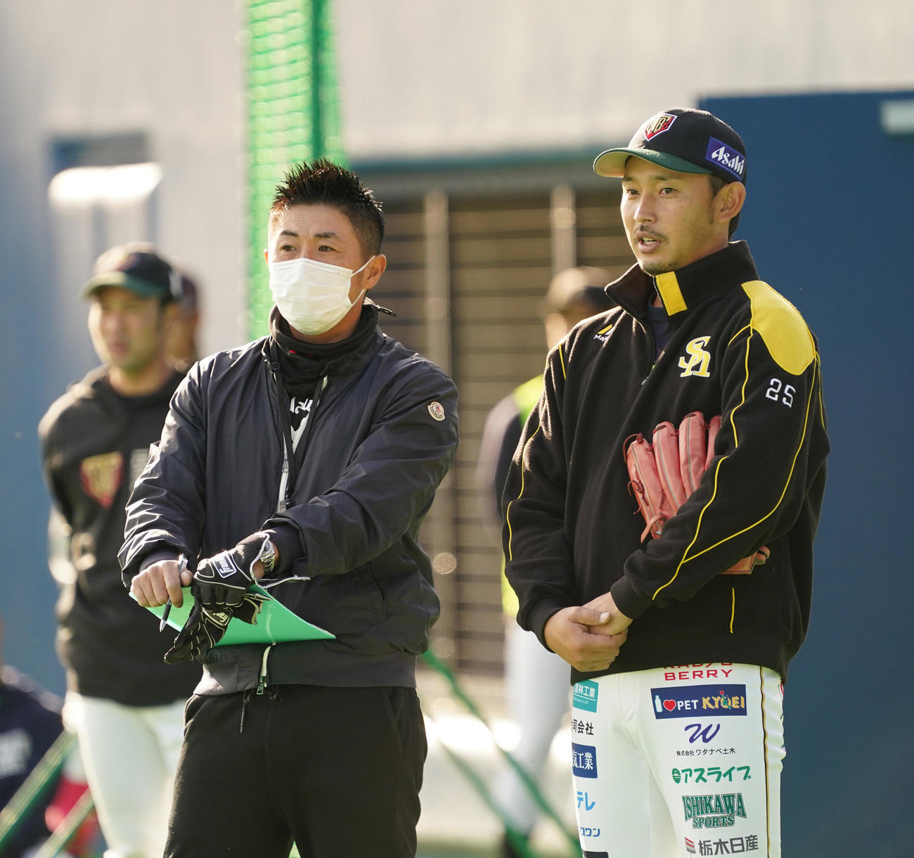 株式会社「日本晴れ」硬式野球部のセレクションに参加し、築山社長（左）と話す元ソフトバンクの巽（撮影・菅敏）