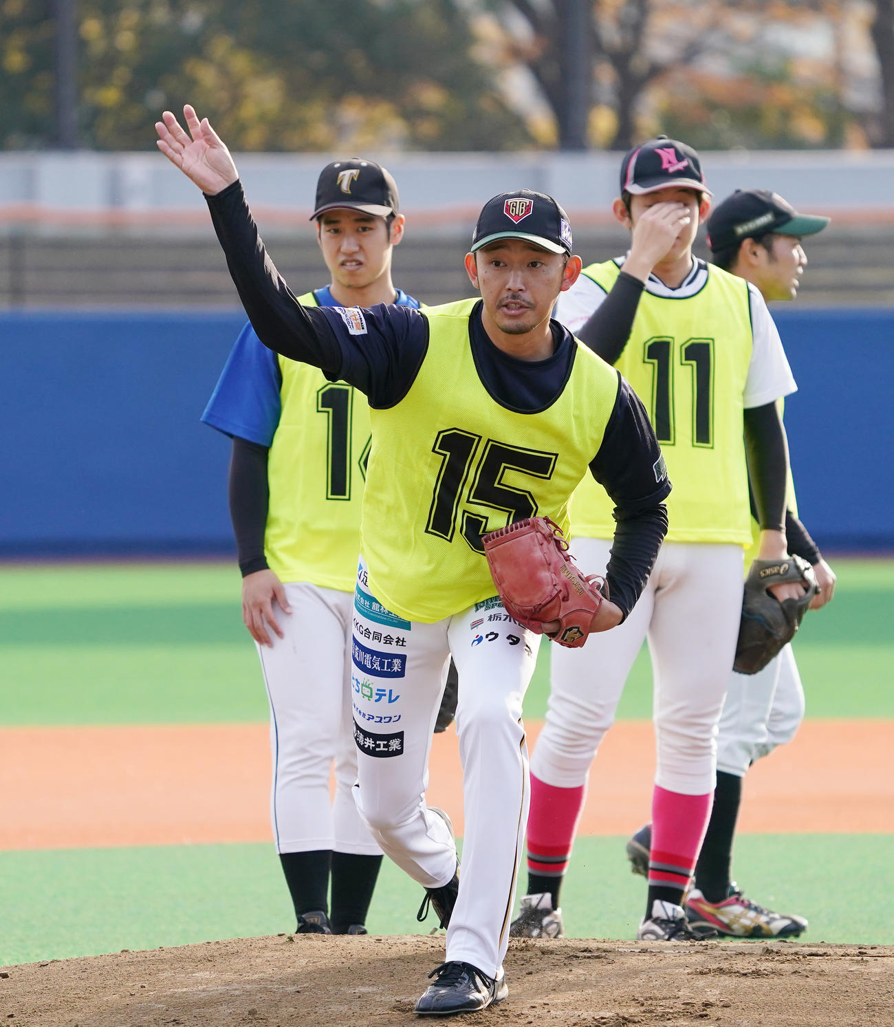 株式会社「日本晴れ」硬式野球部のセレクションに参加し、ノックを受ける元ソフトバンクの巽（撮影・菅敏）