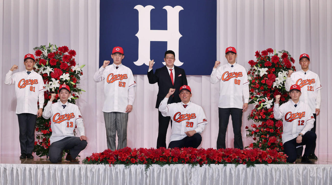 プロ野球広島　新入団選手発表会見で、佐々岡監督（中央）と集合写真におさまる新入団選手ら。左から、ドラフト6位の矢野、2位の森浦、4位の小林、佐々岡監督、1位の栗林、5位の行木、3位の大道、育成の二俣（撮影・加藤孝規）