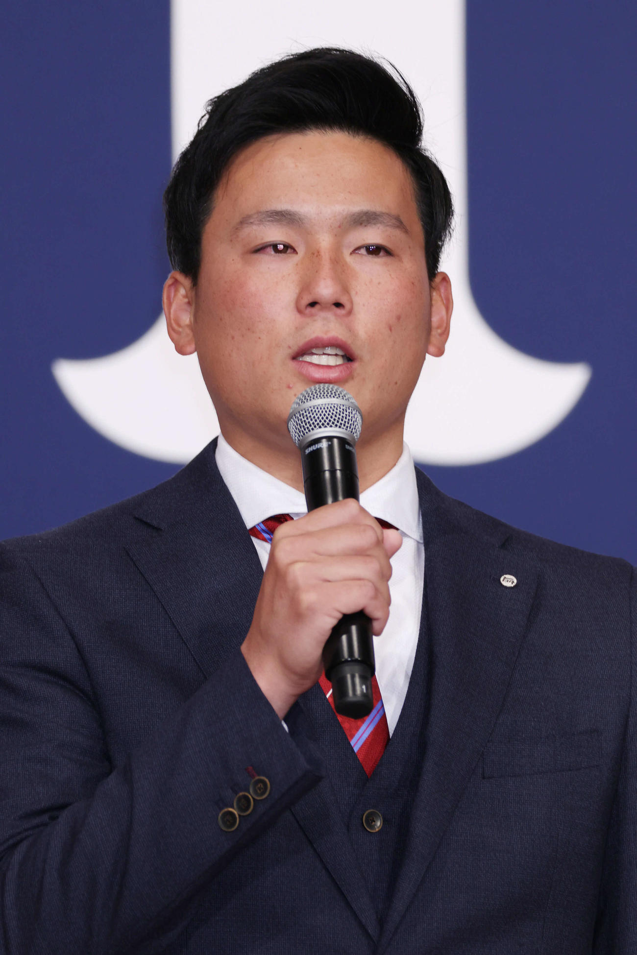 プロ野球広島　新入団選手発表会見で、目標などを話すドラフト1位の栗林（撮影・加藤孝規）
