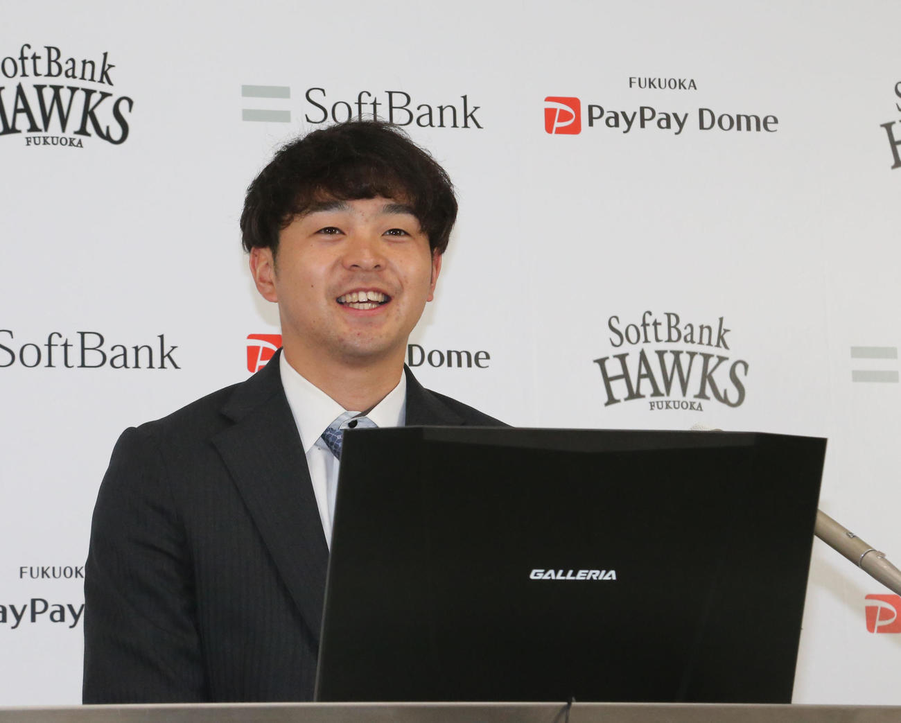 アップ提示で契約更改を終えた川瀬晃は笑顔で会見をする（撮影・梅根麻紀）