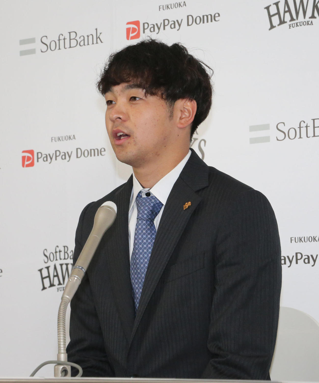 アップ提示で契約更改を終えた川瀬晃（撮影・梅根麻紀）