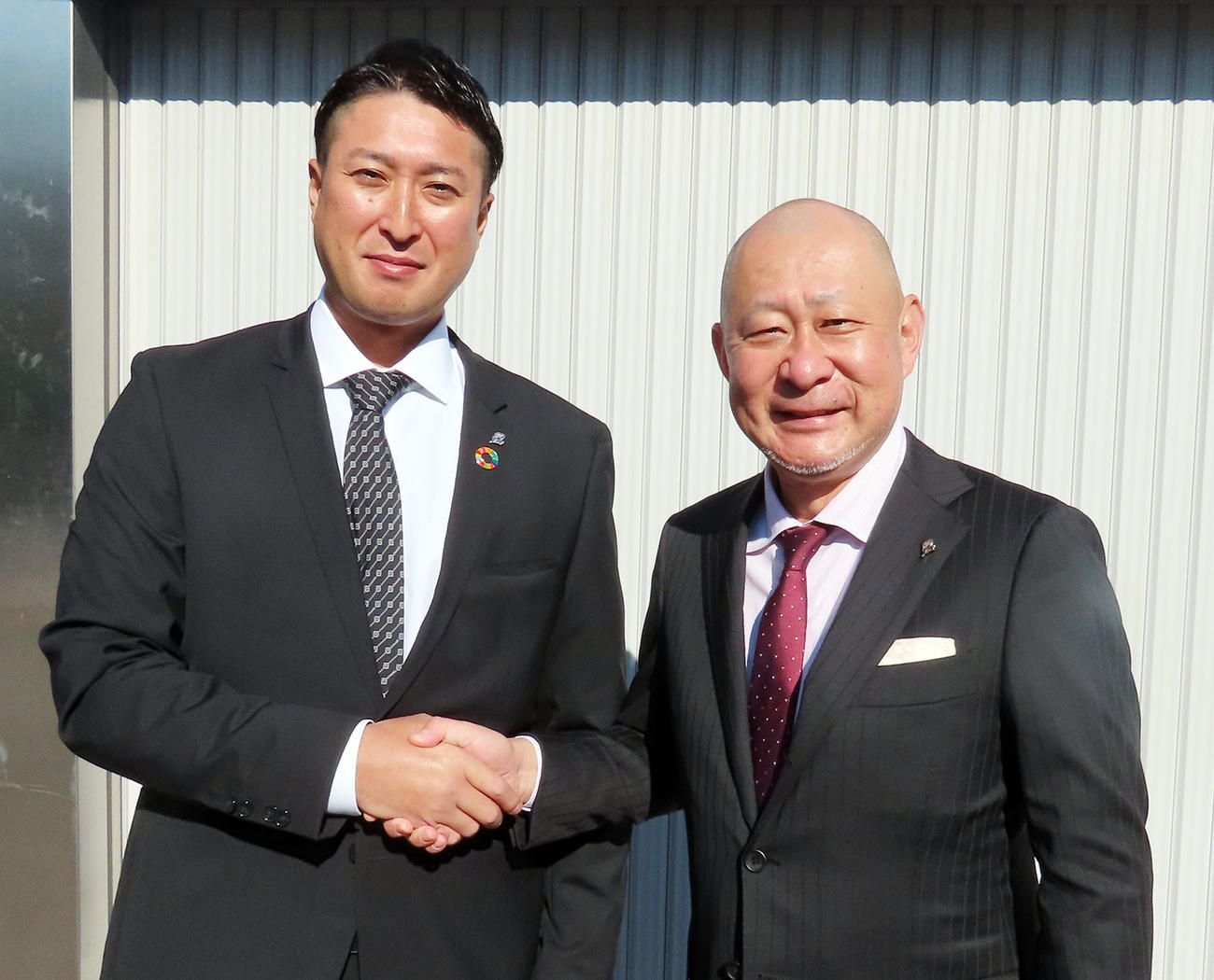阪神、西武、ヤクルトで活躍した藤田太陽氏はロキテクノ富山の監督に就任し、伊東伸オーナー（右）と握手（写真提供ロキグループ）