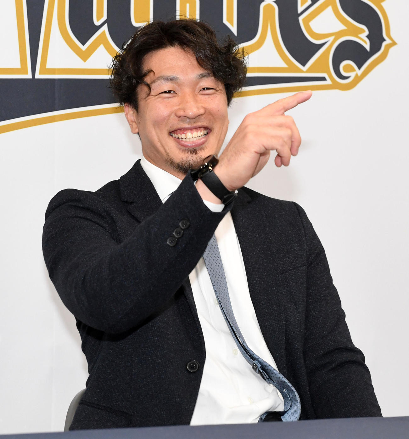 現状維持で契約更改、笑顔を見せながら会見する安達（撮影・前岡正明）