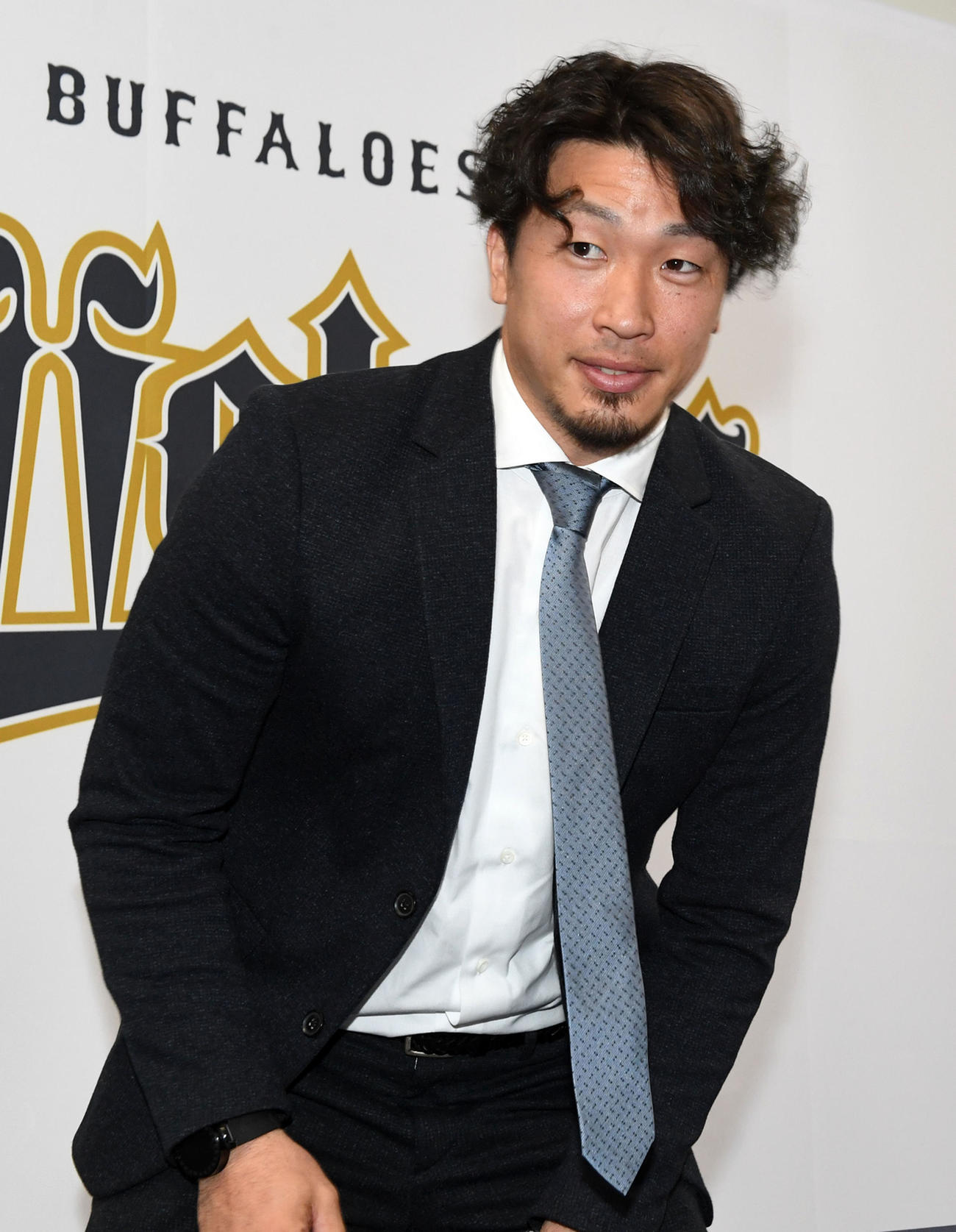 現状維持で契約更改、会見を終え引き揚げる安達（撮影・前岡正明）