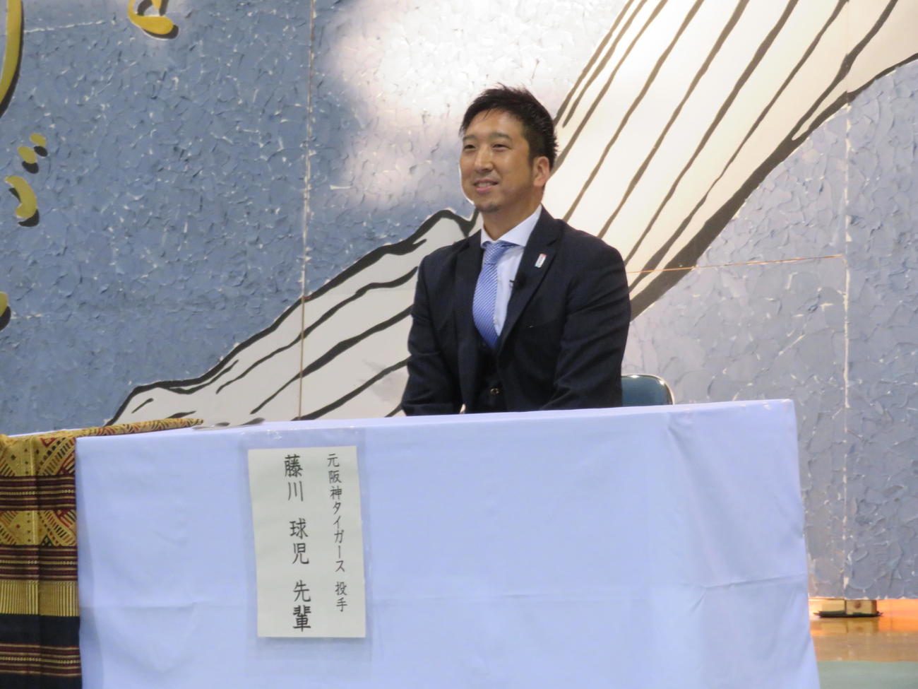 母校の高知商を訪れ、生徒たちと交流する元阪神の藤川球児氏（撮影・磯綾乃）