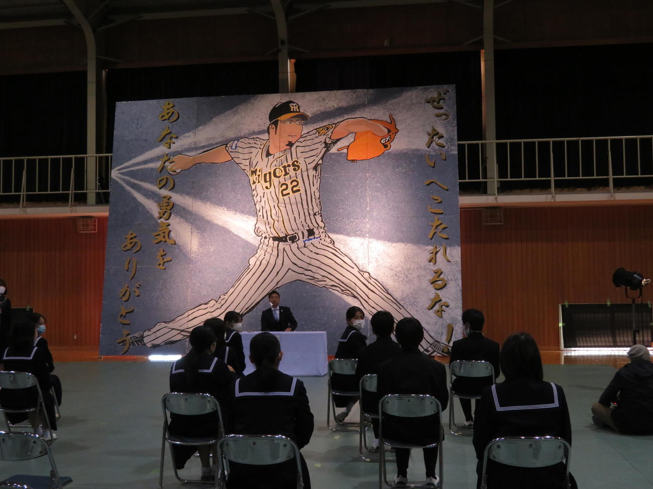 母校の高知商を訪れ、生徒たちの質問を受ける元阪神の藤川球児氏（撮影・磯綾乃）