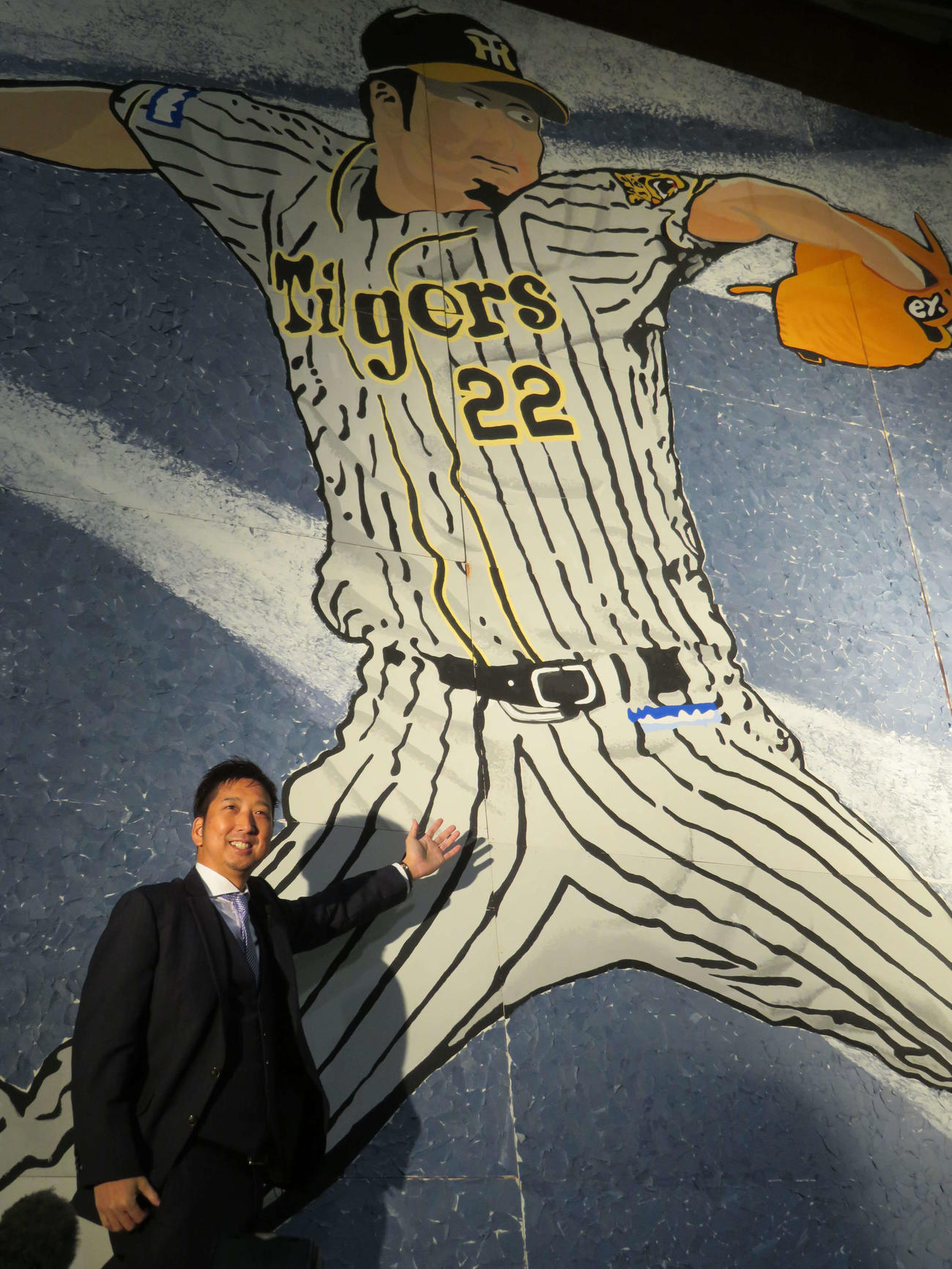 母校の高知商を訪れ、生徒たちが作った自身の巨大パネルアートの前で記念撮影する元阪神の藤川球児氏（撮影・磯綾乃）