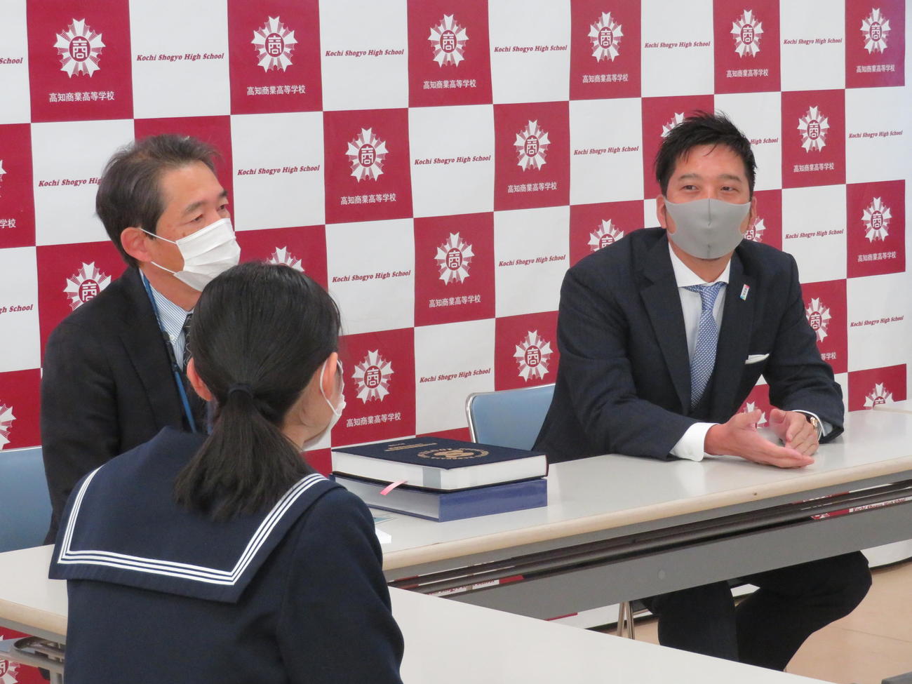 母校の高知商を訪れ、代表の生徒たちと歓談する元阪神の藤川球児氏（右奥）（撮影・磯綾乃）