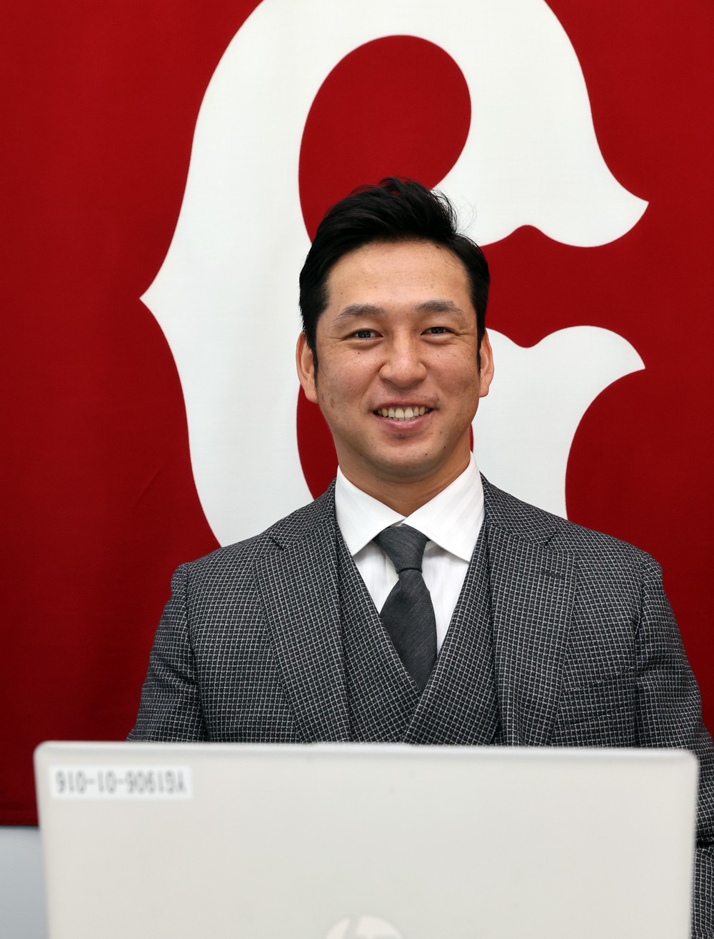 都内の球団事務所で契約更改に臨み、笑顔を見せる巨人中島（球団提供）