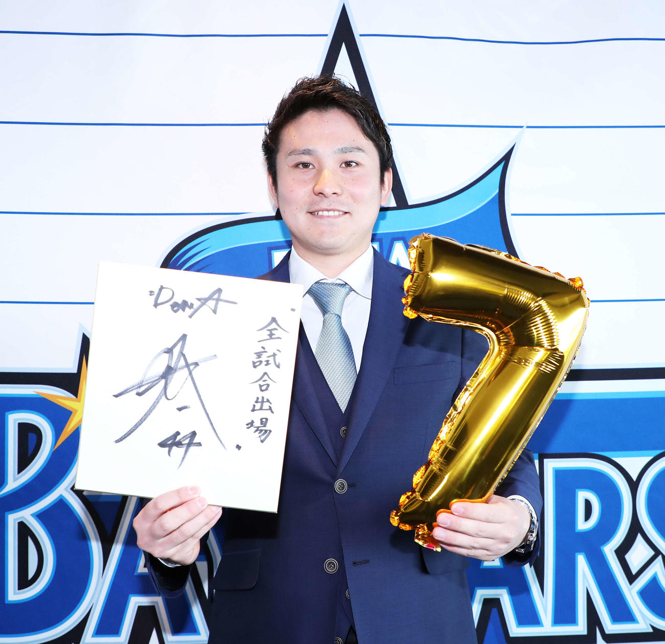 契約更改交渉を終え、来季の目標を記した色紙と新たな背番号「7」を手に写真に納まるDeNA佐野（撮影・河田真司）