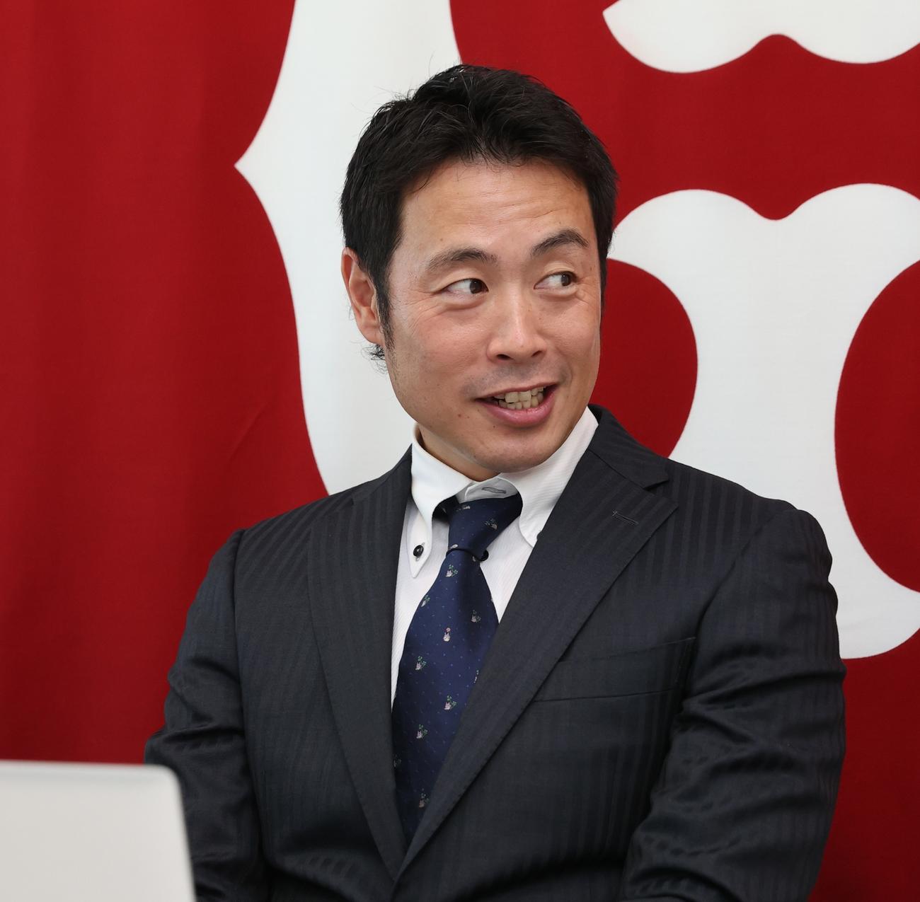 都内の球団事務所で契約更改に臨んだ巨人亀井（球団提供）