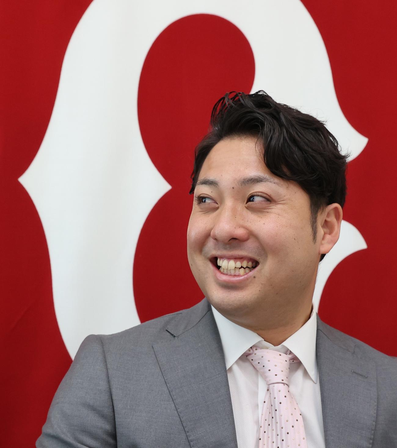 都内の球団事務所で契約更改に臨み、笑顔を見せる巨人今村（球団提供）