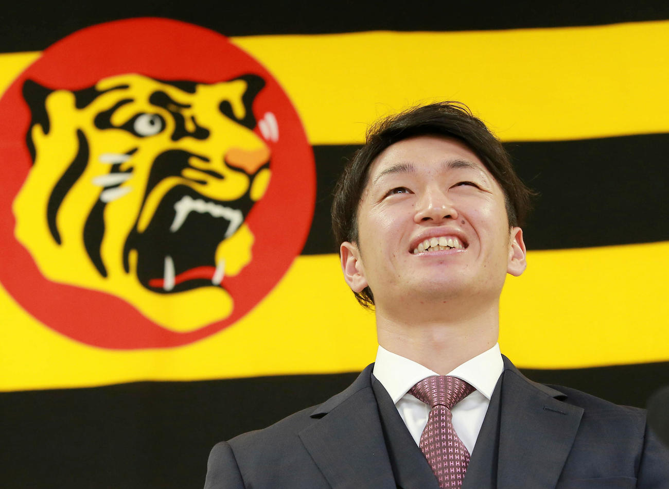 契約更改を終え会見する近本（代表撮影）