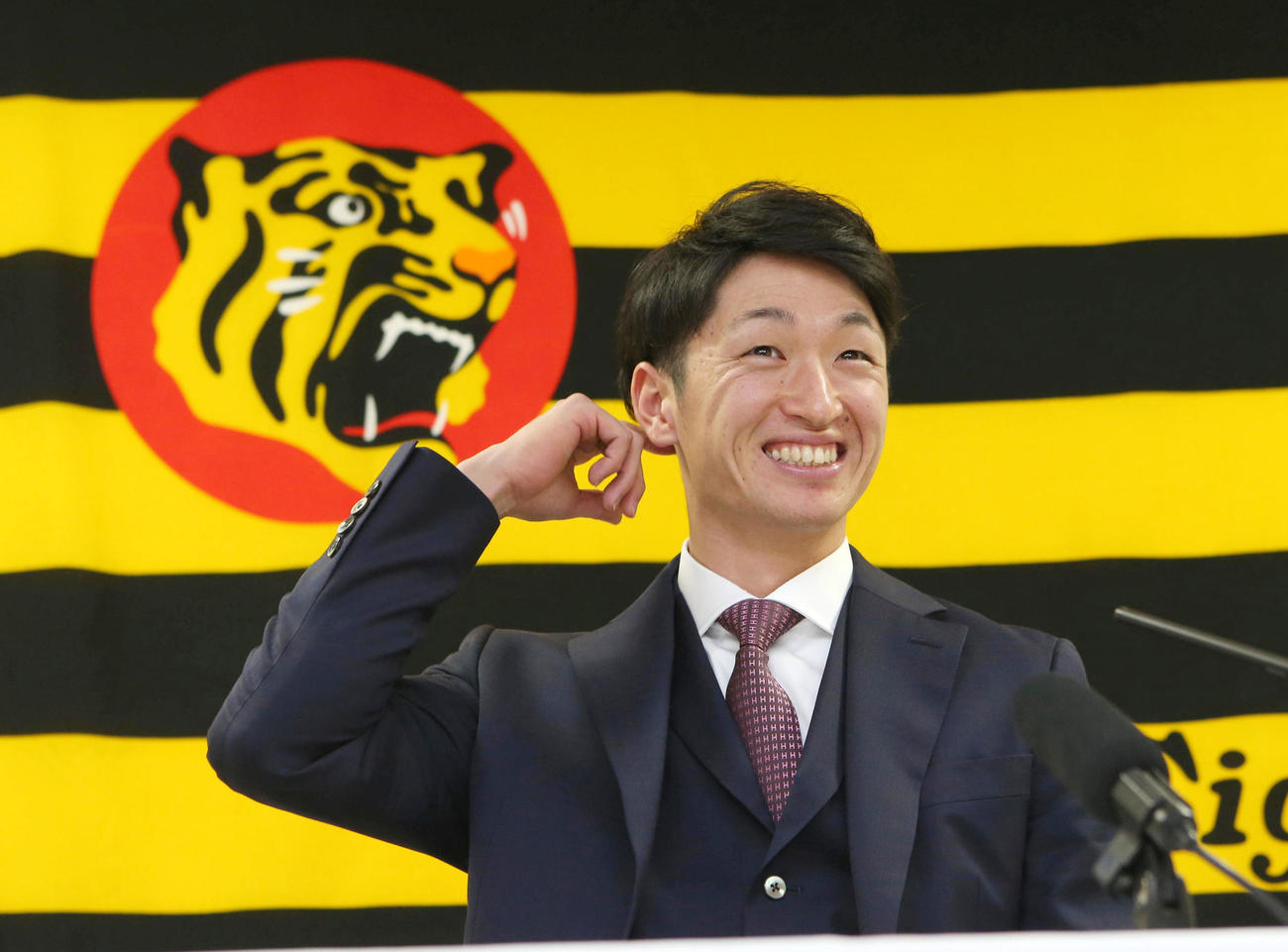 契約更改を終え笑顔で会見する近本（代表撮影）