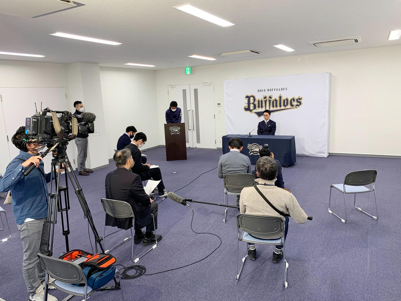 代表取材で行われた山本の契約更改の会見（球団提供）