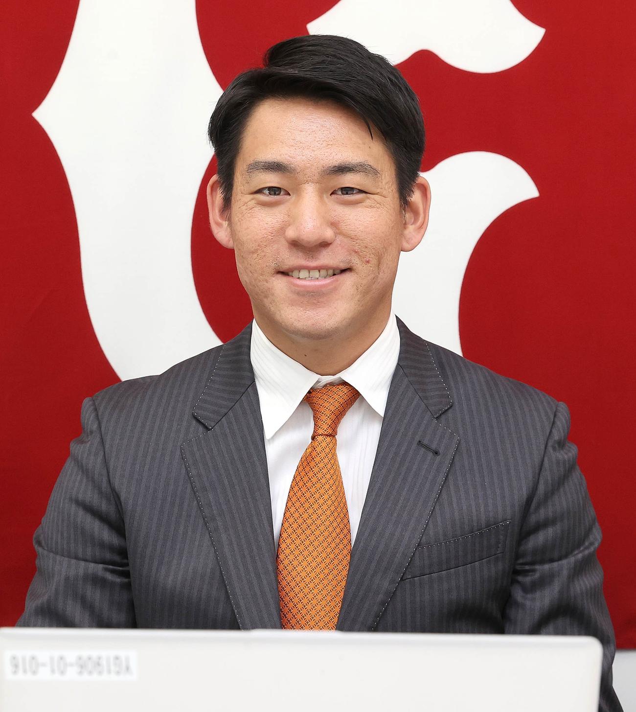 都内の球団事務所で契約更改に臨み、笑顔を見せる巨人桜井（球団提供）