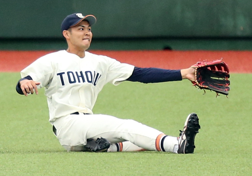 10月17日、リーグ戦で打球に飛び込む東北福祉大・佐藤