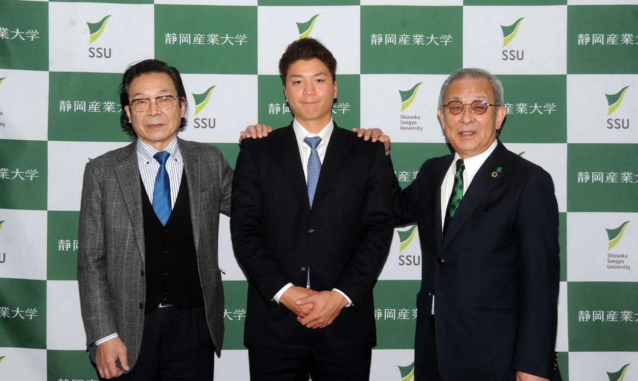 静岡産大を訪問し、三枝理事長（左）鷲崎学長（右）と記念写真に納まる大盛