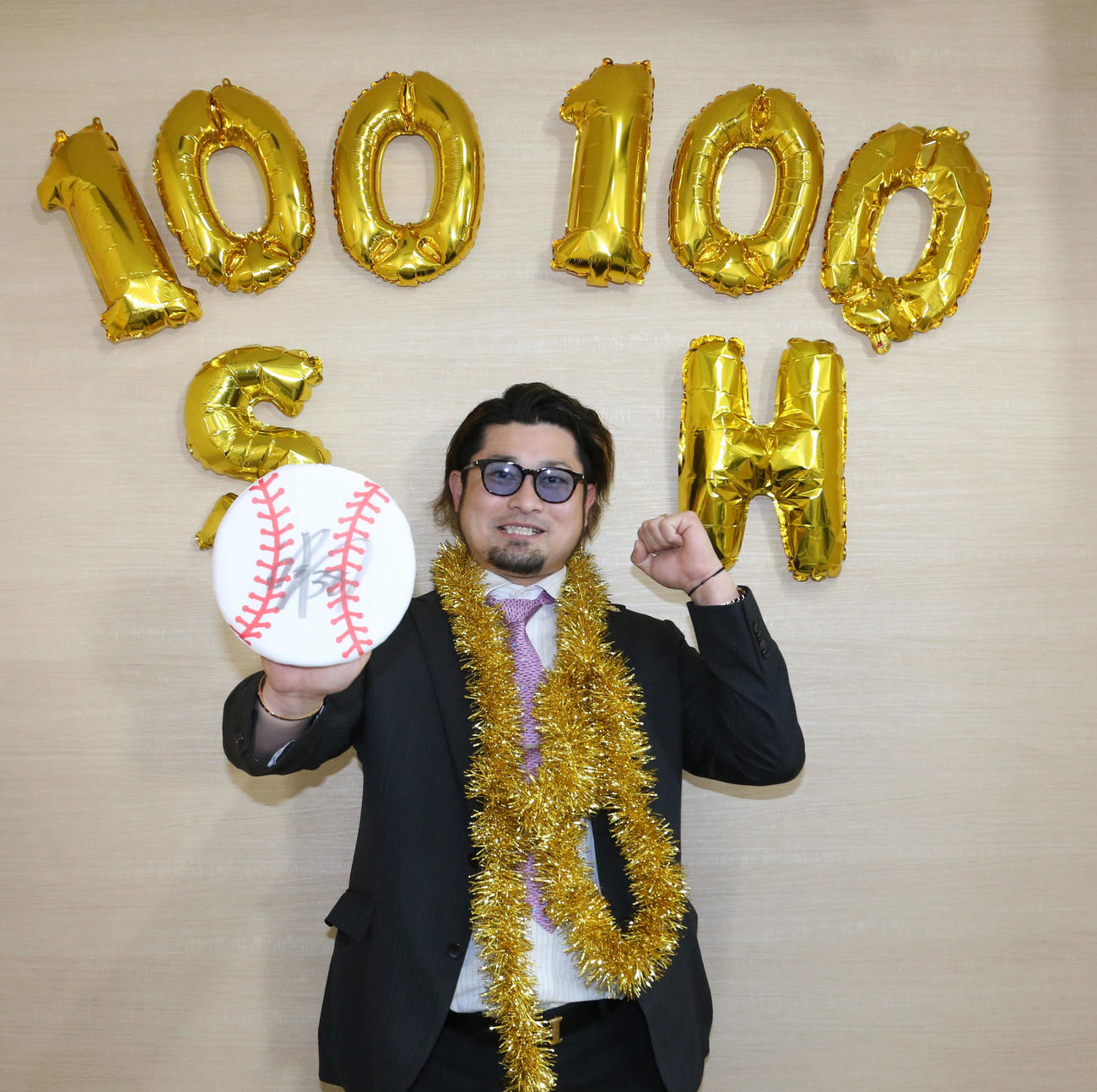 今シーズン、100セーブ、100ホールドを達成した森唯斗は笑顔でポーズを決める（撮影・梅根麻紀）＝2020年12月15日、福岡ペイペイドーム