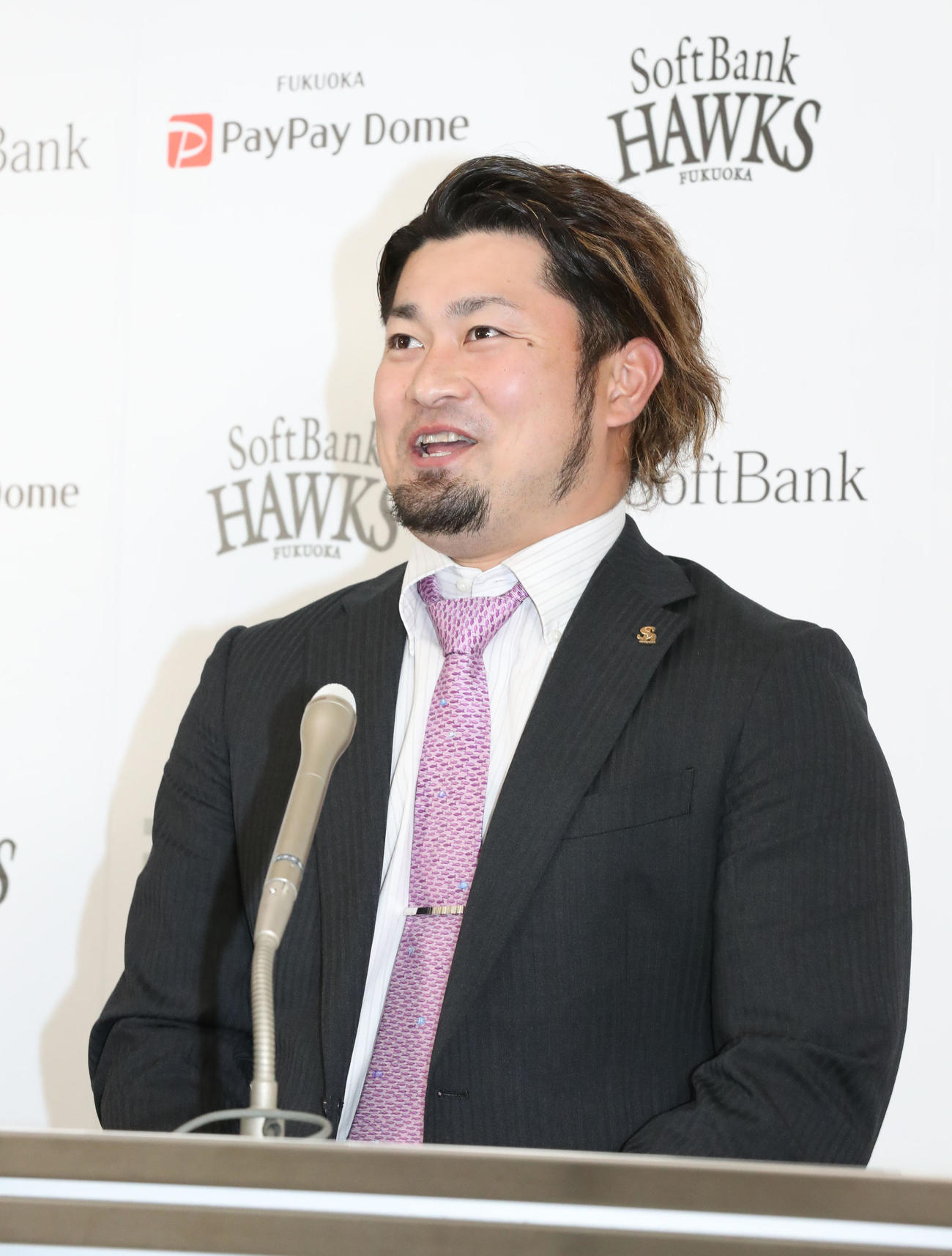 契約更改を終えた森唯斗は笑顔で報道陣の質問に応える（撮影・梅根麻紀）