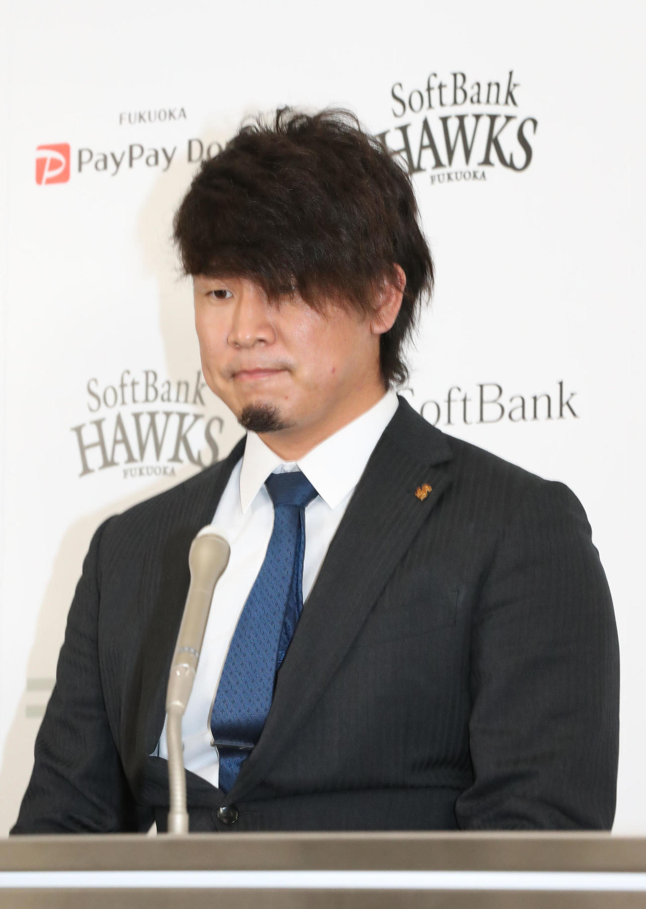 契約更改を終えた杉山一樹は会見で話をする（撮影・梅根麻紀）