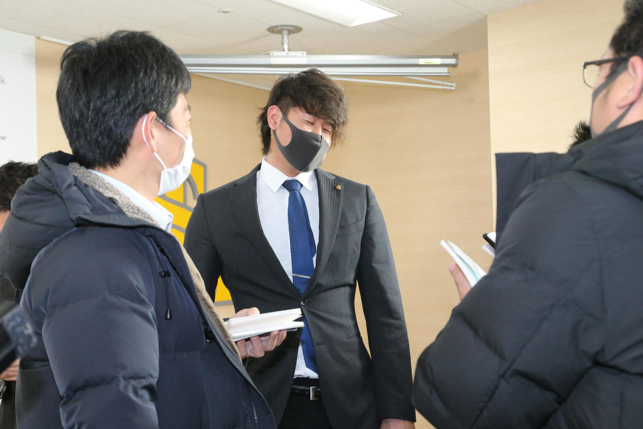 契約更改を終えた杉山一樹は報道陣に囲まれ残念そうな表情（撮影・梅根麻紀）