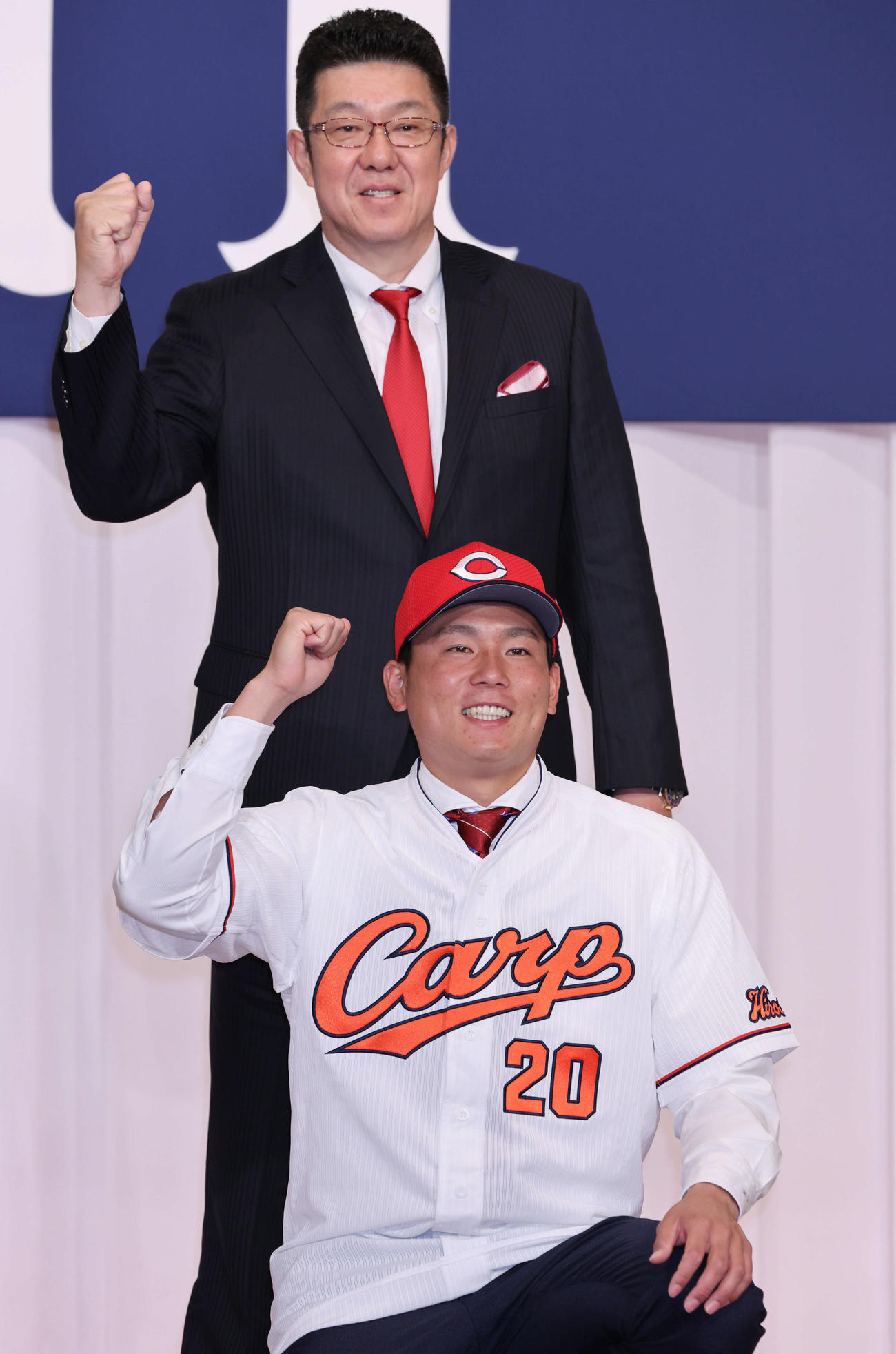 新入団選手発表会見で、佐々岡監督とポーズを決めるドラフト1位の栗林（撮影・加藤孝規）