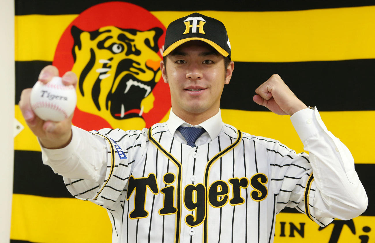 入団会見でポーズを決める鈴木翔太（代表撮影）