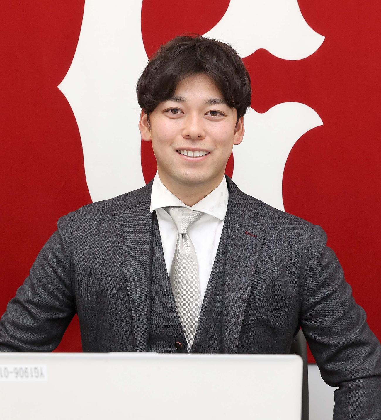 契約を更改し、会見で笑顔を見せる巨人高梨（球団提供）