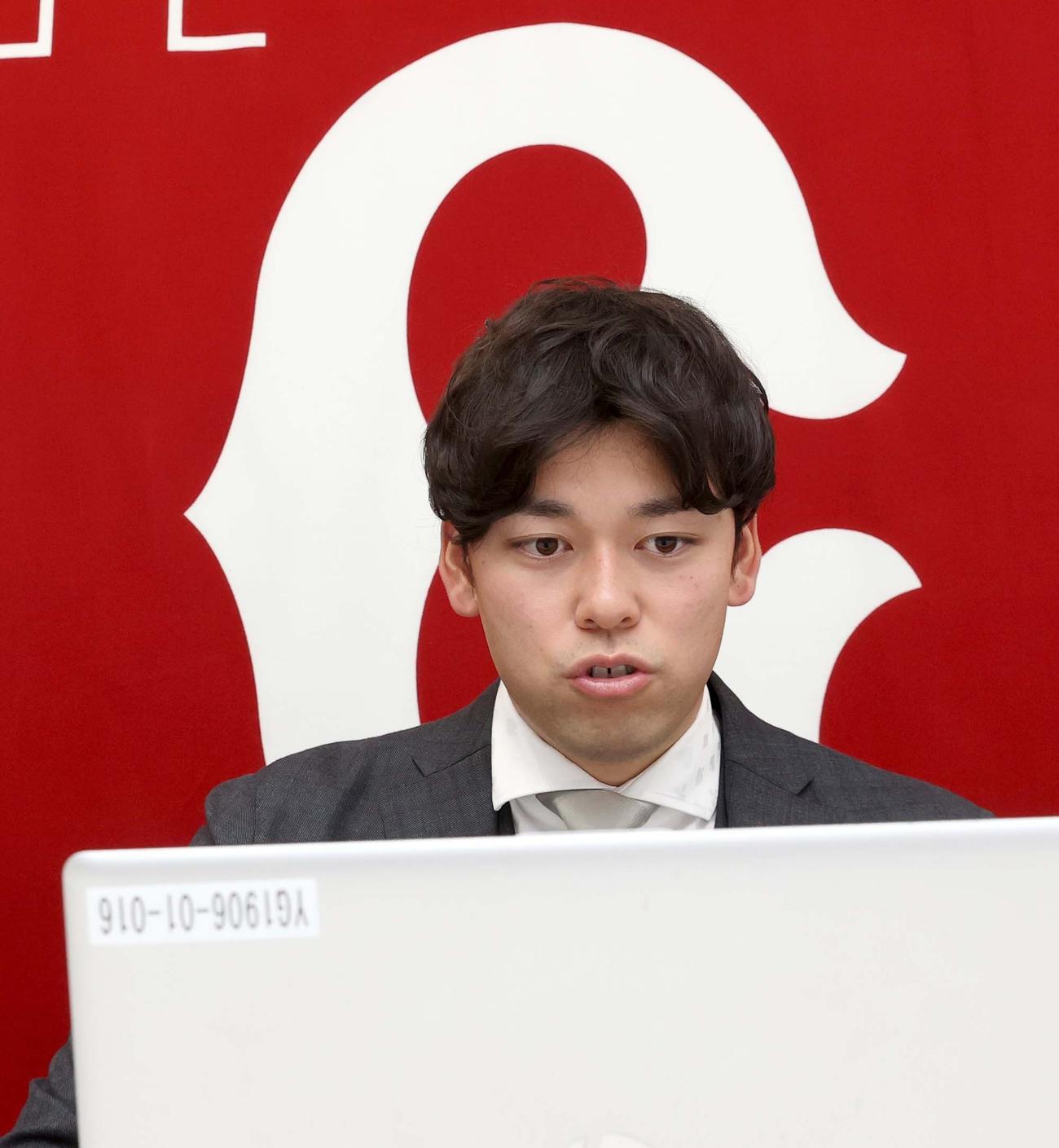 契約を更改し、会見する巨人高梨（球団提供）