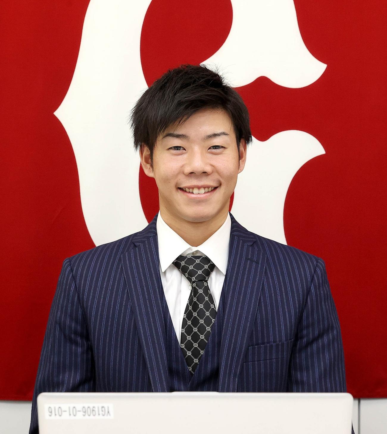 会見で笑顔を見せる巨人松原（球団提供）