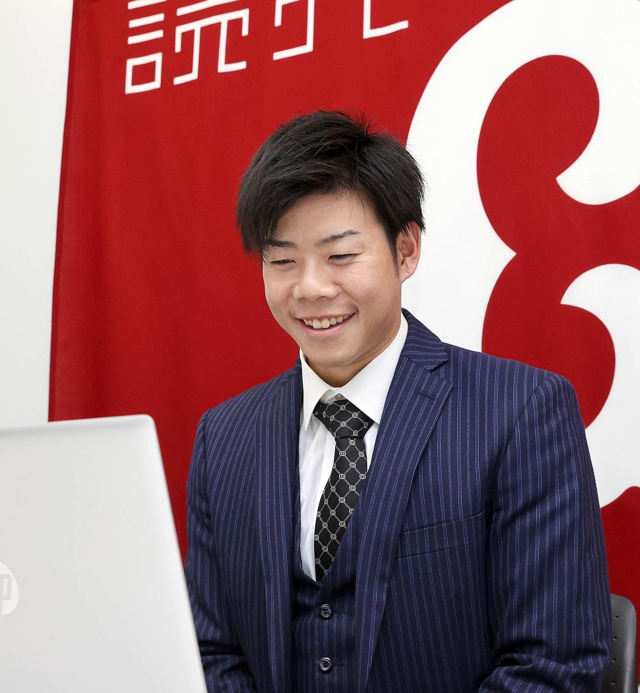 都内の球団事務所で契約更改に臨み、笑顔を見せる巨人松原（球団提供）