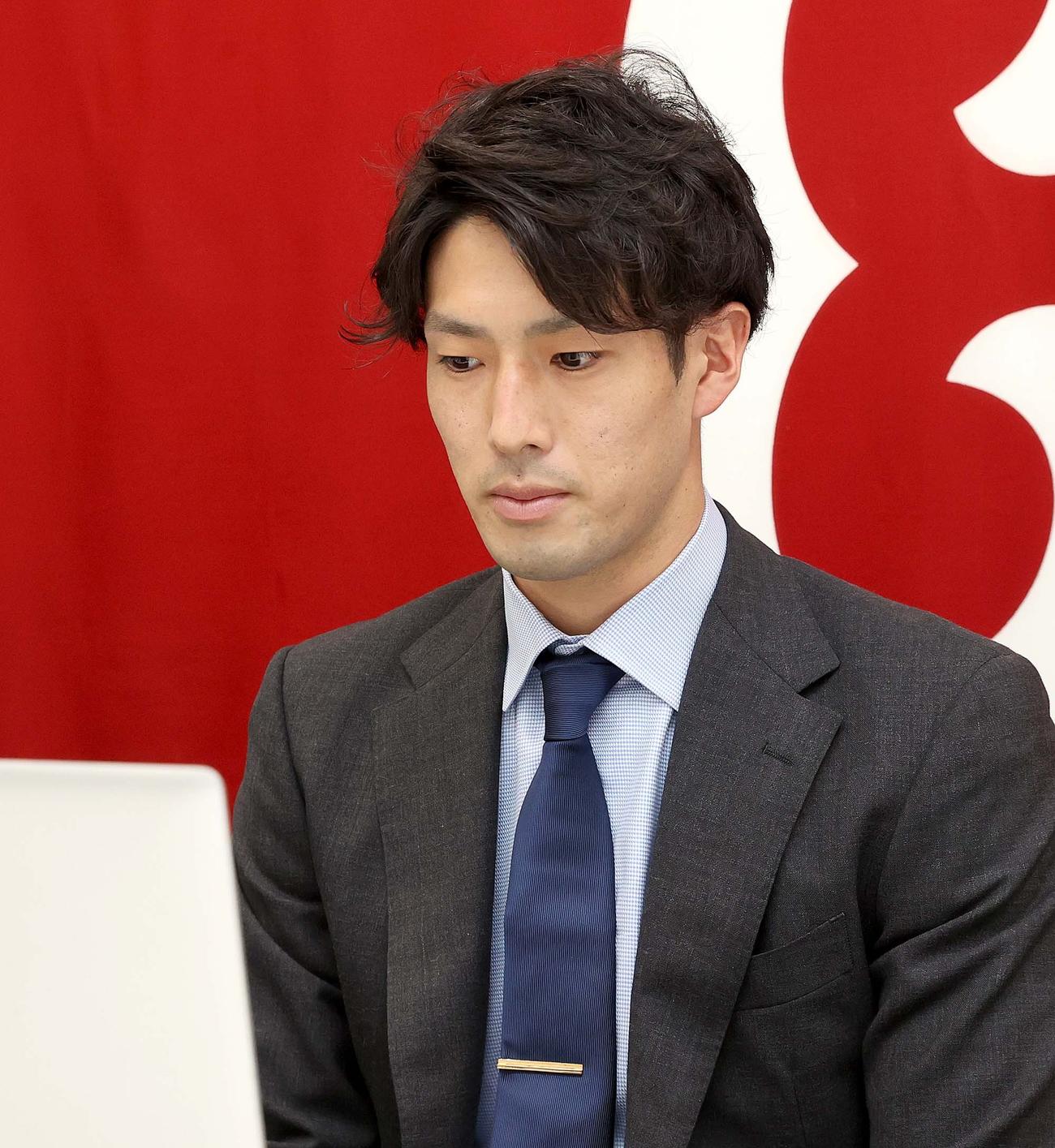 都内の球団事務所で契約更改に臨み、リモートで取材に応じる巨人若林（球団提供）