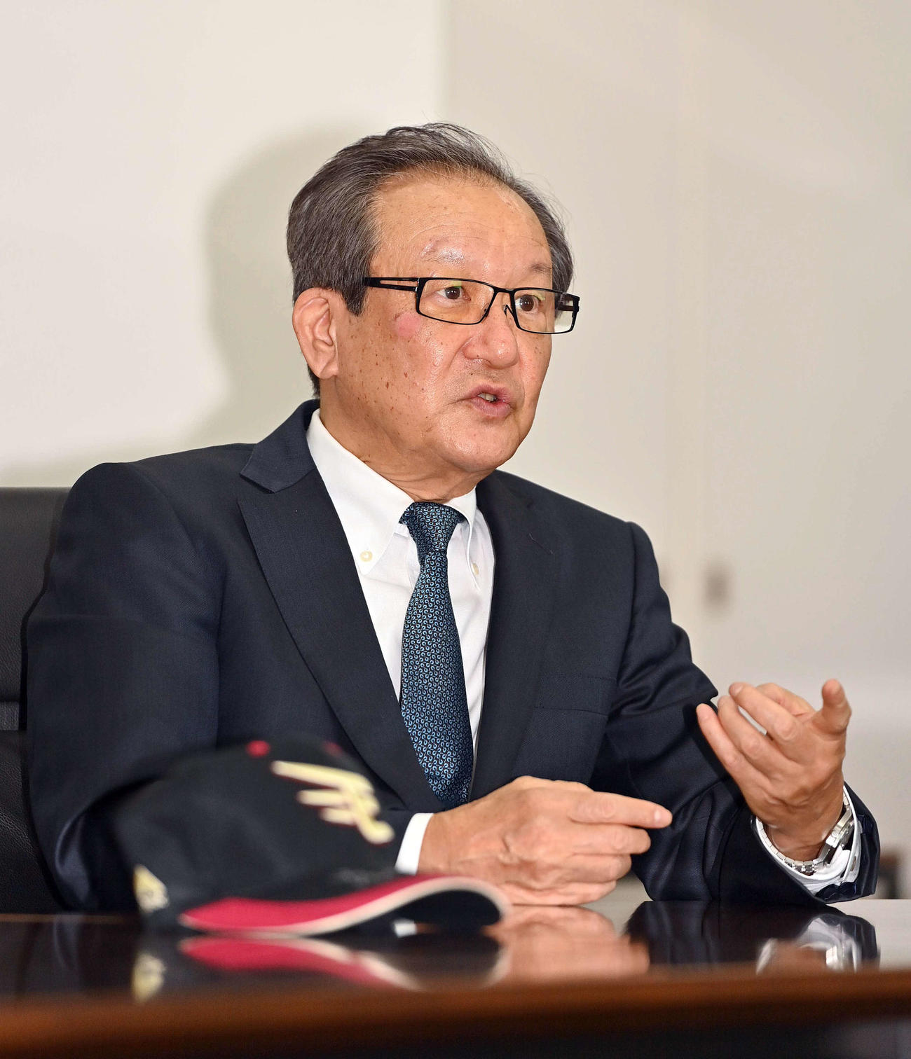 本紙寺尾記者のインタビューを受けるアシックス代表取締役会長CEOの尾山基氏（撮影・上田博志）