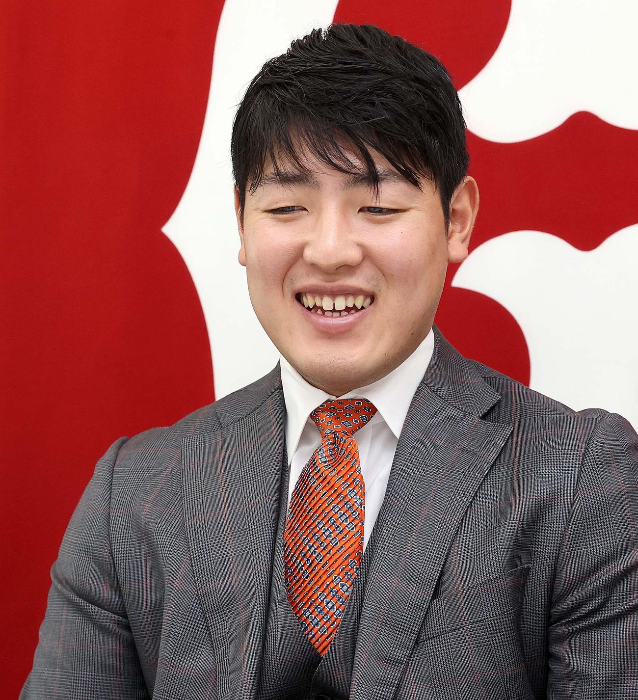 契約更改を終え、取材に応じる巨人岡本（球団提供）