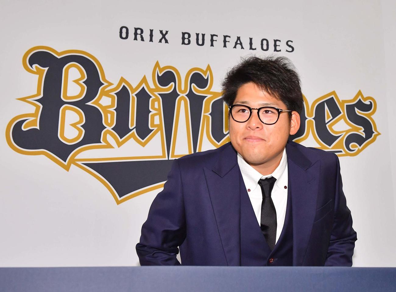 自らの提案で来季の出来高を獲得したオリックス・沢田圭佑は契約を更改する（撮影・上田博志）