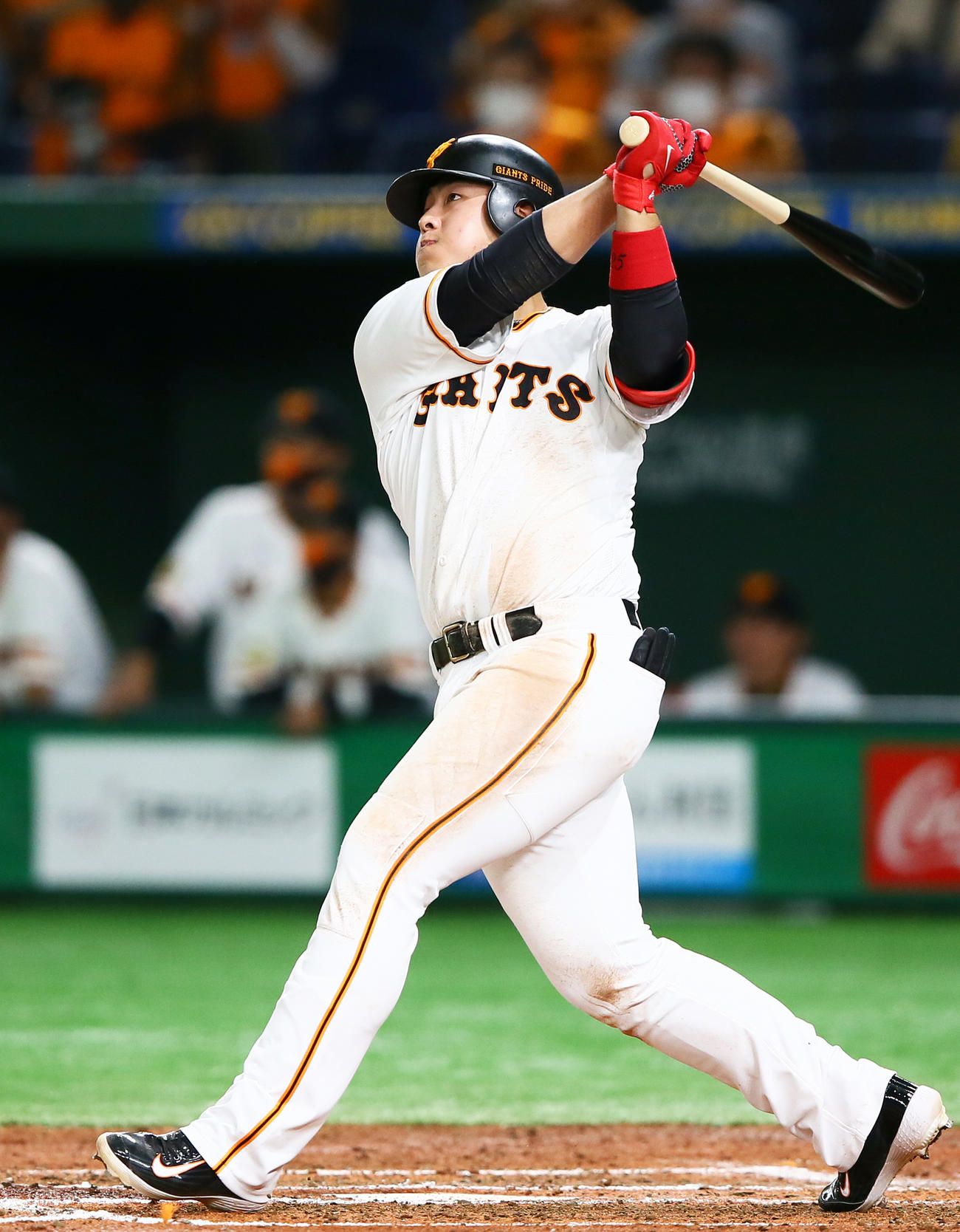 ヤクルト戦で30号3ランを放つ岡本和真（2020年11月7日撮影）