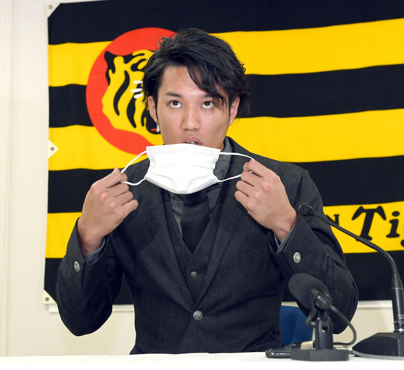 契約更改を終えマスクを外して会見に臨む藤浪（代表撮影）
