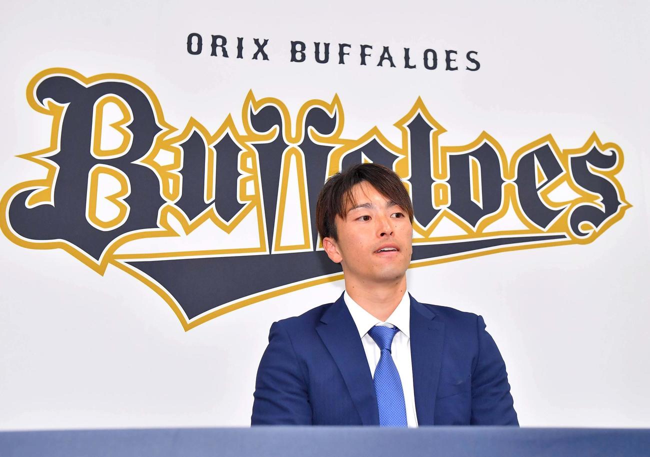 契約更改交渉を終え取材に応じるオリックス福田周平（撮影・上田博志）