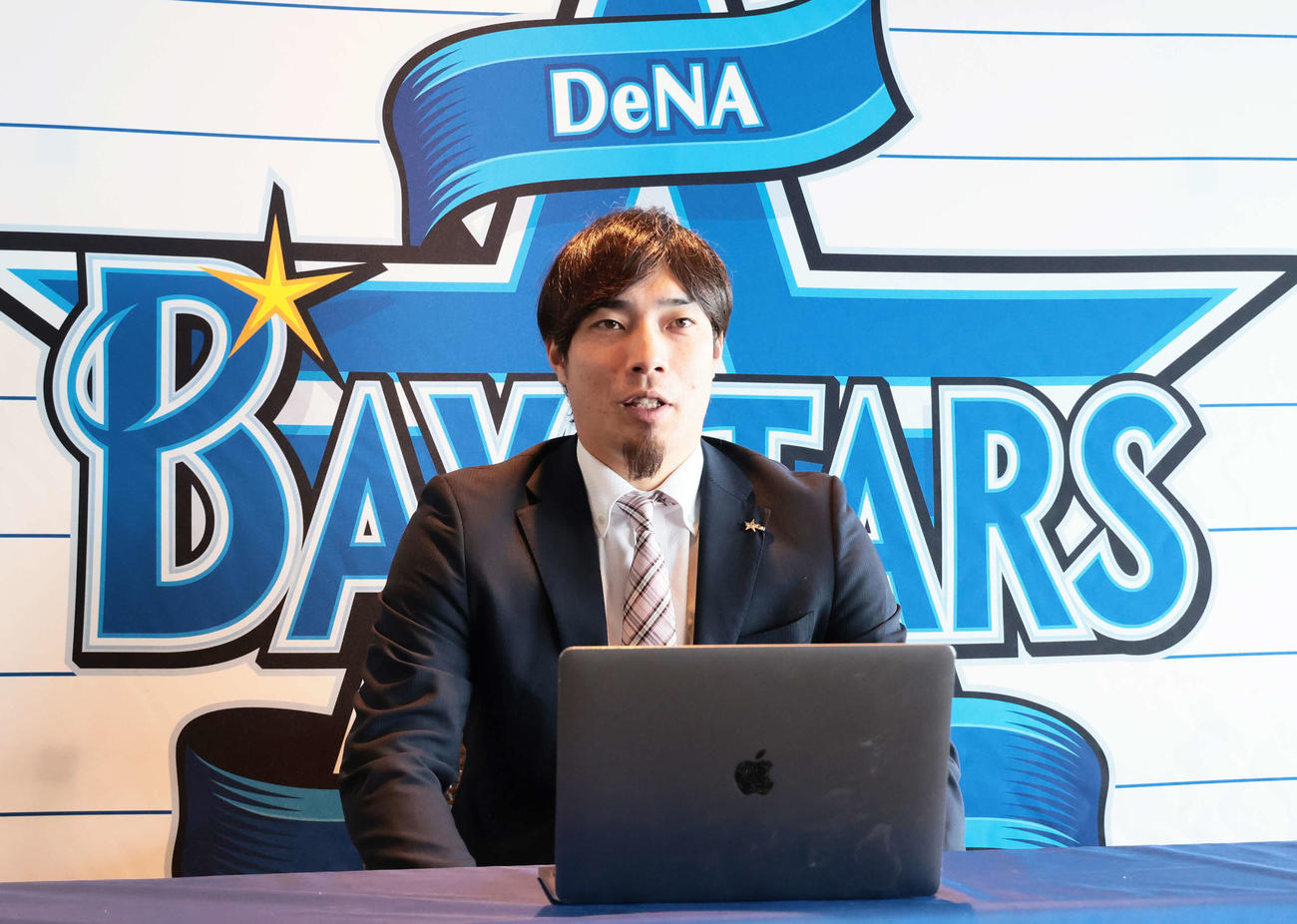 契約更改を終えオンライン会見に応じるDeNA倉本（撮影・足立雅史）