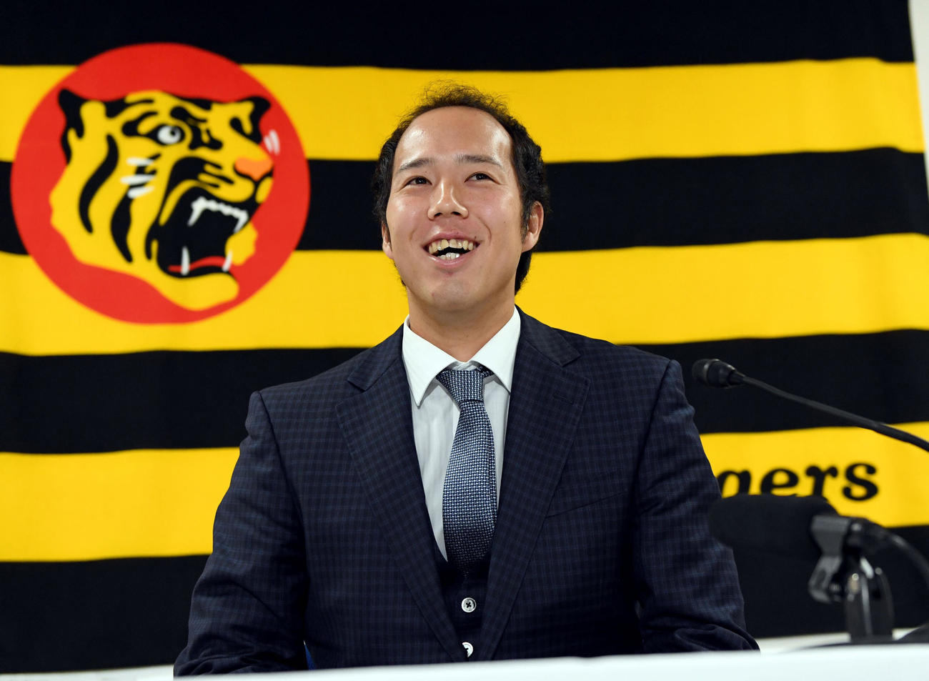 契約更改を終え笑顔で会見する青柳（代表撮影）