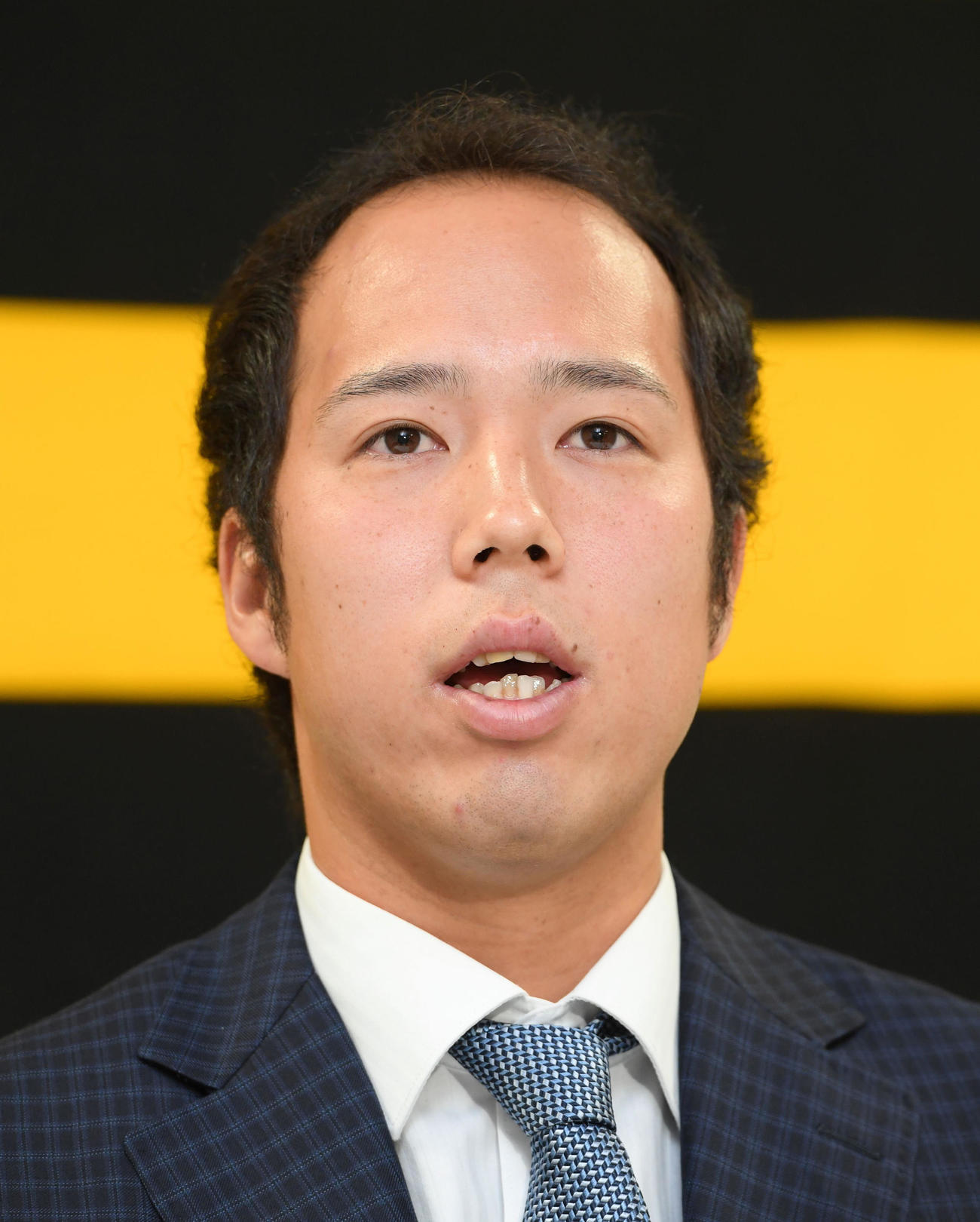 契約更改を終え会見する青柳（代表撮影）