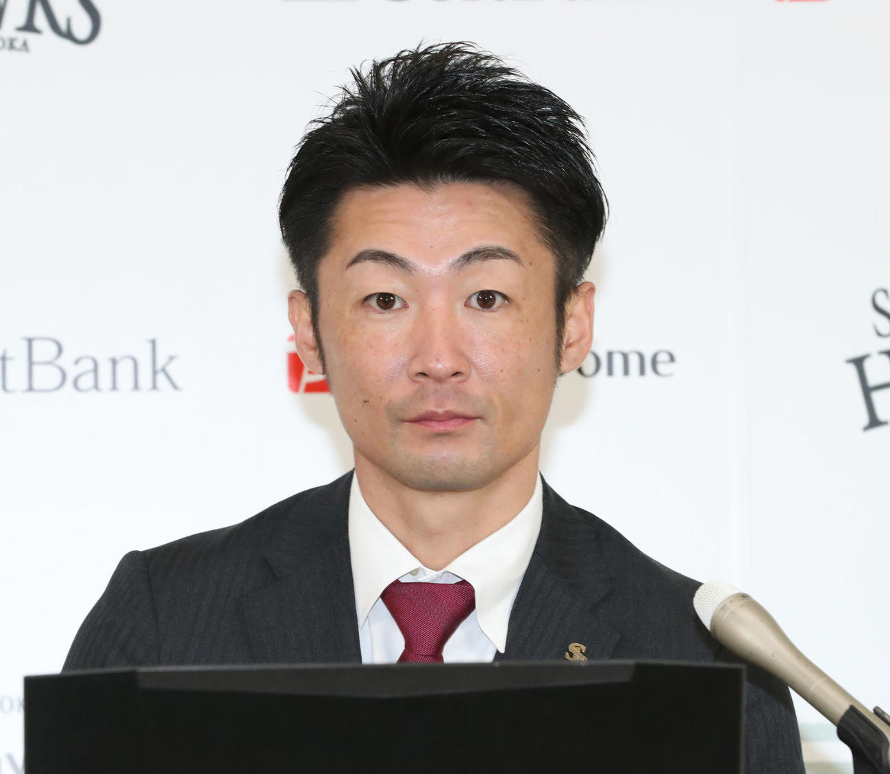 契約更改を終えた明石健志は会見で話をする（撮影・梅根麻紀）