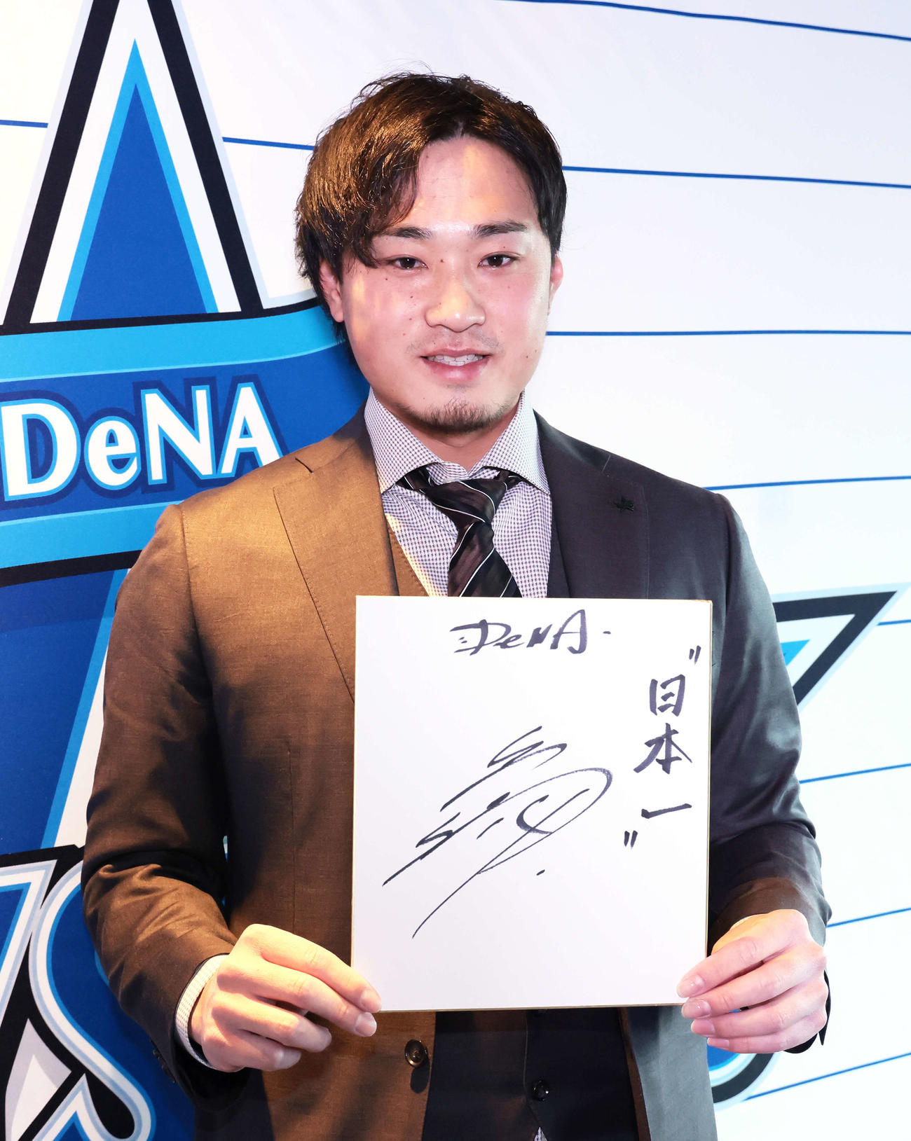 契約更改を終え、来季の目標に「日本一」を記したDeNA石田（撮影・足立雅史）
