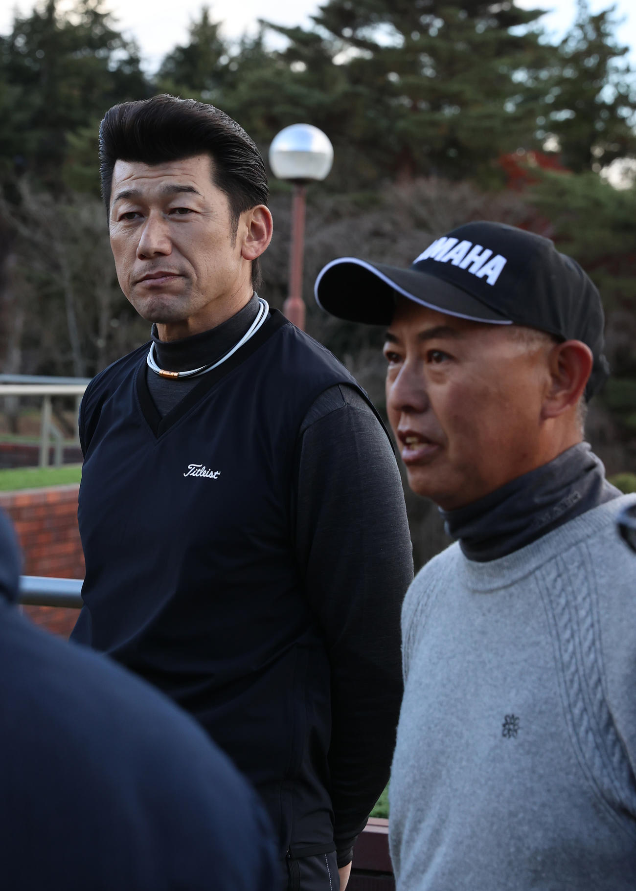 ホールアウト後、谷口プロ（右）とそろって取材に応じるDeNA三浦監督（撮影・河野匠）