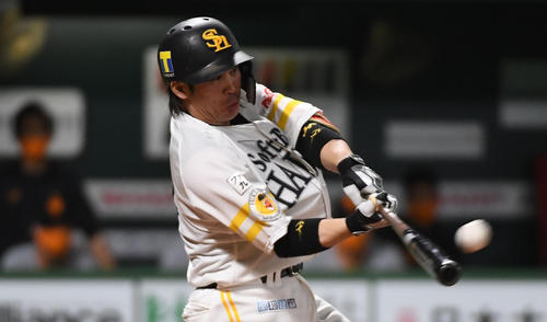ソフトバンク対巨人　2回裏ソフトバンク2死二塁、甲斐拓也は左越えに2点本塁打を放つ（2020年11月25日撮影）