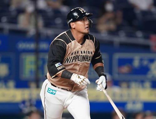 プロ通算250号本塁打となる右越え2点本塁打を放つ日本ハム中田翔（2020年9月10日撮影）